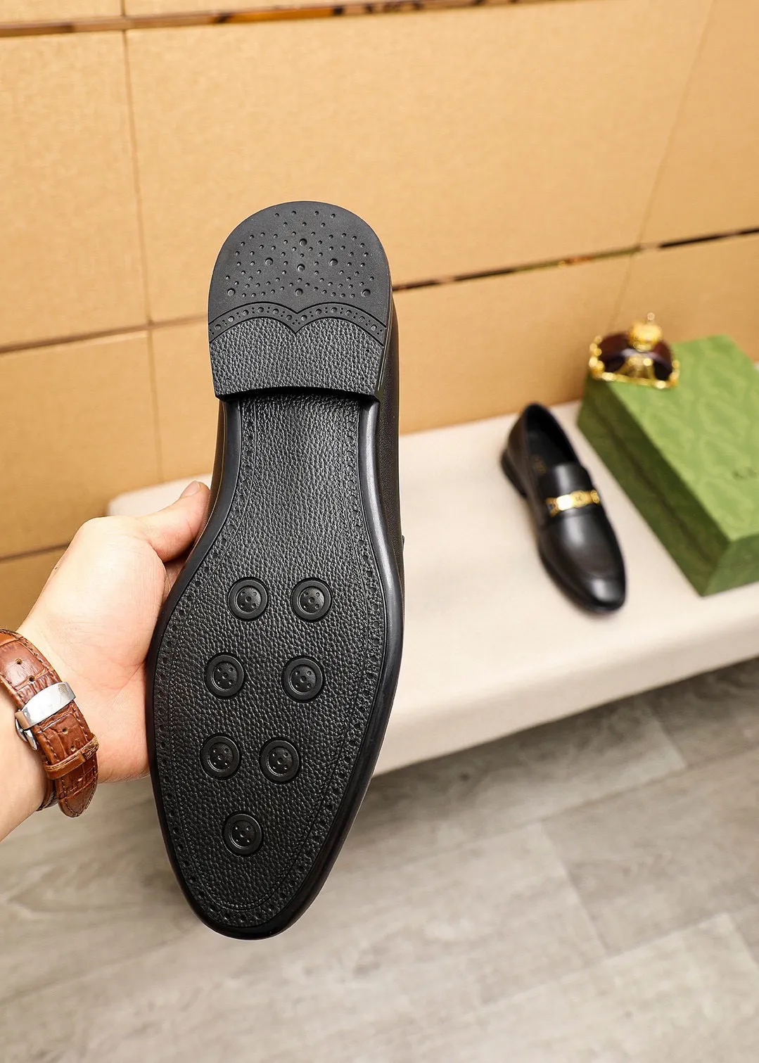 Men's shoes 💰460 💐 Product trademark: GUCCI "Gucci" casual leather shoes Regular size: 39-45 (38.45🉑️customized) Product materials: Selected imported first-layer calfskin upper + luxury hardware buckle, imported cowhide leather lining. Strong three-dimensional visual effect, rubber outsole Color: 1⃣️color optional